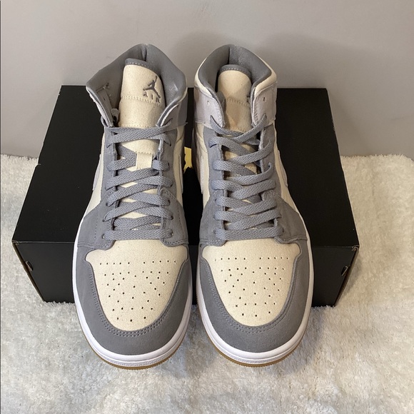 Air Jordan 1 Mid SE - Picture 2 of 11